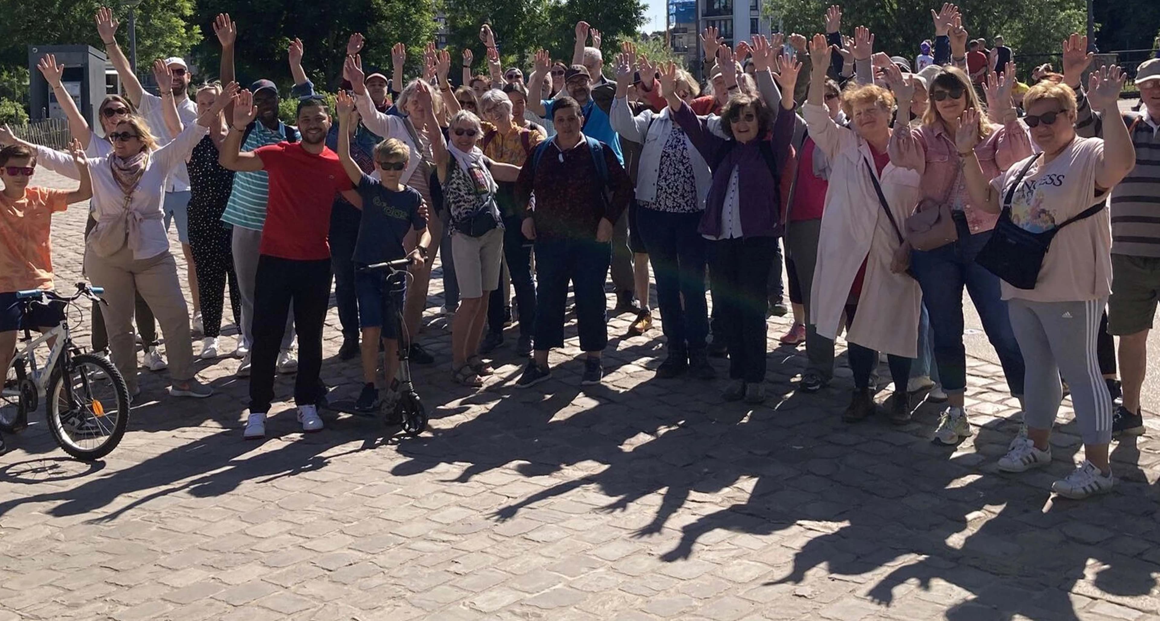 Photo de groupe lors d'une marche collective pour la santé mentale
