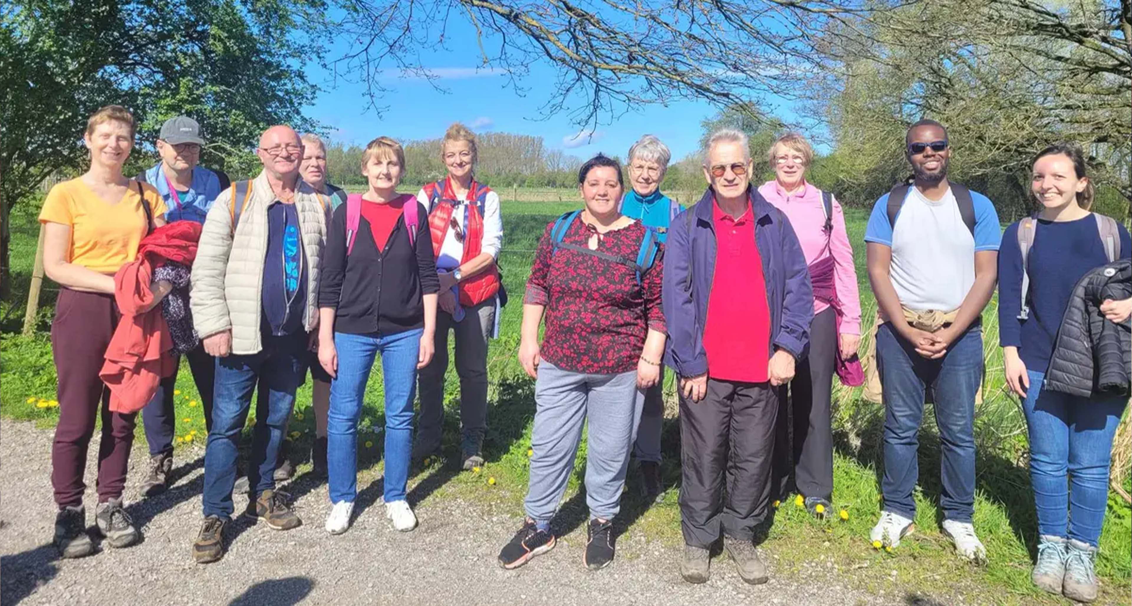 Photo de groupe lors d'une marche collective pour la santé mentale