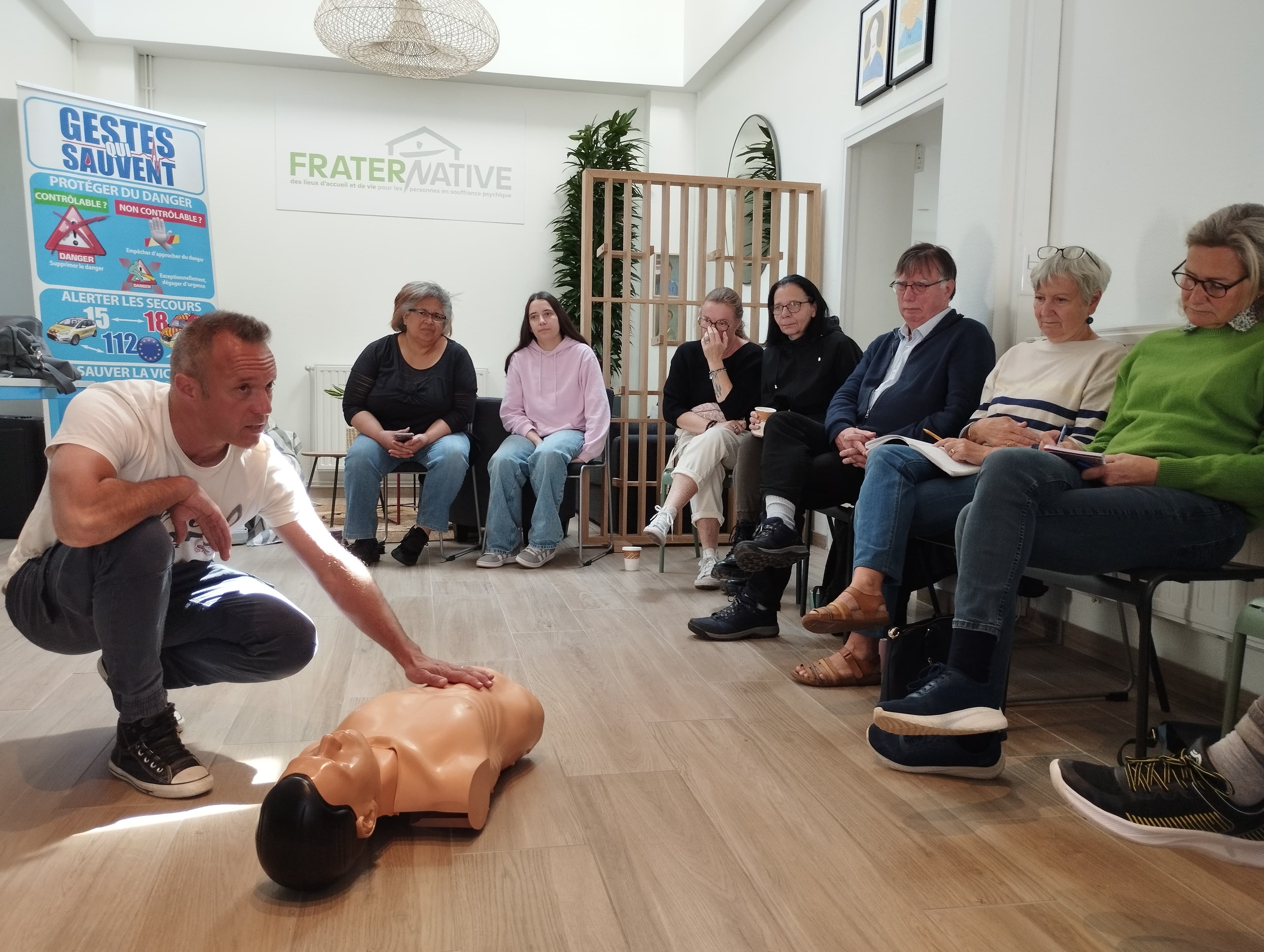 Toutes nos activités sont animées par des bénévoles sensibilisé·es à l’accueil, à la prise en charge et à l’accompagnement des personnes concernées par des troubles psychiques. Des temps d’échange sont organisés et animés par des professionnel·les du secteur. Les bénévoles contribuent également à la déstigmatisation des troubles psychiques, en dehors de Fraternative.
